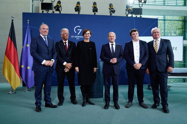 Empfang der Preistraeger des 57. Bundeswettbewerbs Jugend forscht durch den Bundeskanzler und die Bundesbildungsministerin Aktuell, 06.09.2022, Berlin, Gruppenfoto Bettina Stark-Watzinger Deutsche Bundesministerin fuer Bildung und Forschung, Bundeskanzler Olaf Scholz, Gewinner des Sonderpreis Jugend forscht des Bundeskanzlers Cornelius-Aegidian Quint aus Schleswig-Holstein Dr. Sven Baszio, Geschäftsführer der Stiftung Jugend forscht e.V beim Empfang der Preistraegerinnen und Preistraeger fuer den 57. Bundeswettbewerb Jugend forscht im Bundeskanzleramt Berlin Berlin Deutschland