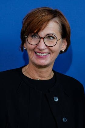 Empfang der Preistraeger des 57. Bundeswettbewerbs Jugend forscht durch den Bundeskanzler und die Bundesbildungsministerin Aktuell, 06.09.2022, Berlin, Bettina Stark-Watzinger Deutsche Bundesministerin fuer Bildung und Forschung im Portait beim Empfang der Preistraegerinnen und Preistraeger fuer den 57. Bundeswettbewerb Jugend forscht im Bundeskanzleramt Berlin Berlin Deutschland
