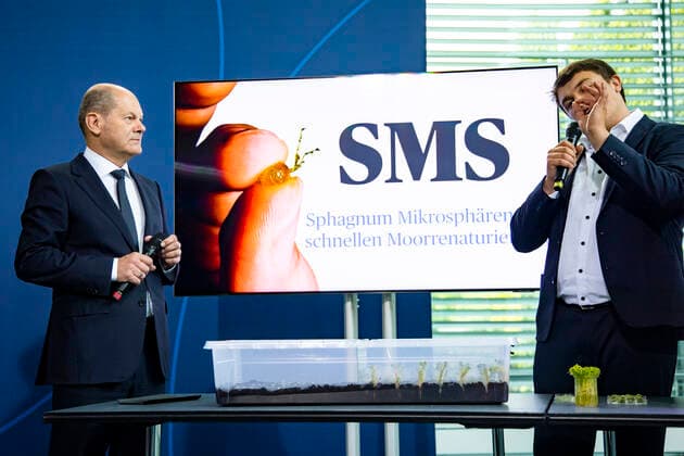Bundeskanzler Olaf Scholz (L) mit dem Preistraeger vom 57. Jugend Forscht Cornelius-Aegidian Quint (R) im Kanzleramt in Berlin am 6. September 2022. Das Projekt des 18-Jährigen ermöglicht Moose auf Moorflaechen schnell wieder anzusiedeln um letztere zu renaturieren. Bundeskanzler Scholz empfangt die Preistraeger vom 57. Jugend Forscht