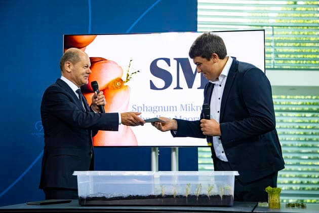Bundeskanzler Olaf Scholz (L) ueberreicht dem Preistraeger vom 57. Jugend Forscht Cornelius-Aegidian Quint (R) seinen Preis im Kanzleramt in Berlin am 6. September 2022. Das Projekt des 18-Jährigen ermöglicht Moose auf Moorflaechen schnell wieder anzusiedeln um letztere zu renaturieren. Bundeskanzler Scholz empfangt die Preistraeger vom 57. Jugend Forscht