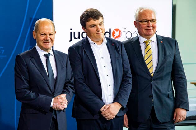 (L-R) Bundeskanzler Olaf Schollz, der Preistraeger vom 57. Jugend Forscht Cornelius-Aegidian Quint und der Geschaeftsfuehrer der Stiftung Jugend forscht e.V. Sven Baszio im Kanzleramt in Berlin am 6. September 2022. Das Projekt des 18-Jährigen ermöglicht Moose auf Moorflaechen schnell wieder anzusiedeln um letztere zu renaturieren. Bundeskanzler Scholz empfangt die Preistraeger vom 57. Jugend Forscht
