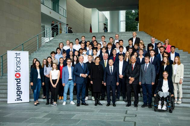 Bundeskanzler Scholz (C) posiert fuer ein Gruppenfoto mit den Preistraegern vom 57. Jugend Forscht im Kanzleramt in Berlin am 6. September 2022. Bundeskanzler Scholz empfangt die Preistraeger vom 57. Jugend Forscht