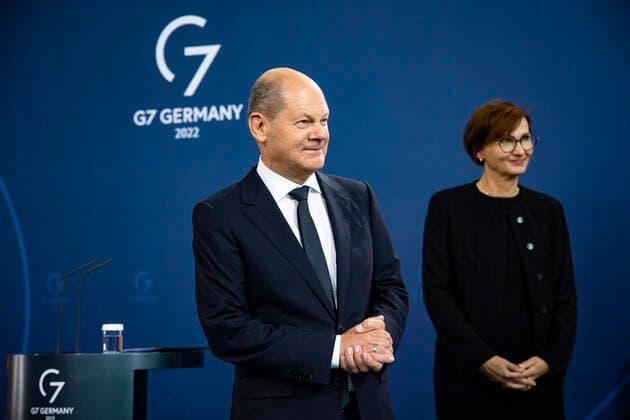 Bundeskanzler Olaf Scholz (L) und die Bundesminiterin fuer Bildung und Forschung Bettina Stark-Watzinger (R) mit dem Preistraeger vom 57. Jugend Forscht Cornelius-Aegidian Quint (R) im Kanzleramt in Berlin am 6. September 2022. Das Projekt des 18-Jährigen ermöglicht Moose auf Moorflaechen schnell wieder anzusiedeln um letztere zu renaturieren. Bundeskanzler Scholz empfangt die Preistraeger vom 57. Jugend Forscht