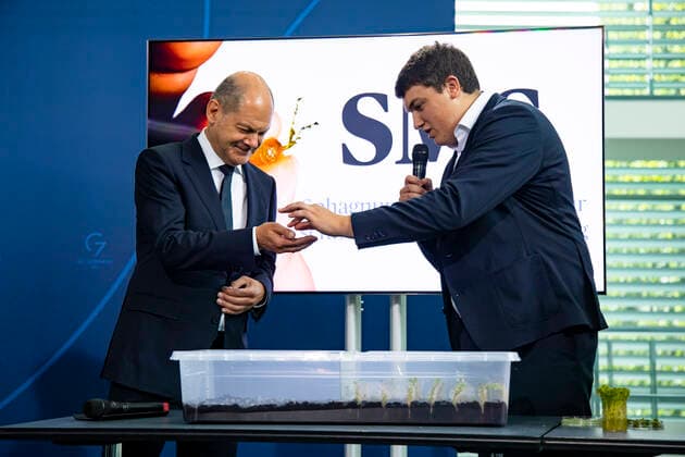 Bundeskanzler Olaf Scholz (L) mit dem Preistraeger vom 57. Jugend Forscht Cornelius-Aegidian Quint (R) im Kanzleramt in Berlin am 6. September 2022. Das Projekt des 18-Jährigen ermöglicht Moose auf Moorflaechen schnell wieder anzusiedeln um letztere zu renaturieren. Bundeskanzler Scholz empfangt die Preistraeger vom 57. Jugend Forscht