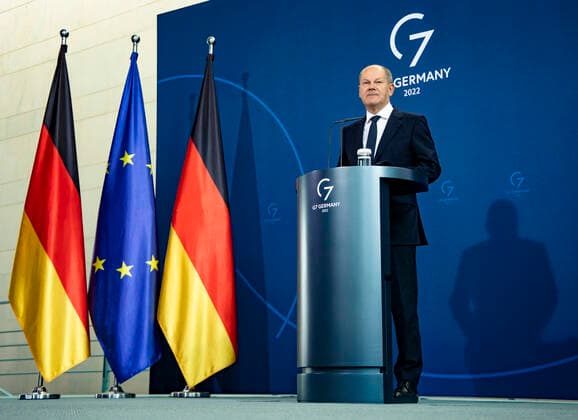 Bundeskanzler Scholz empfangt die Preistraeger vom 57. Jugend Forscht im Kanzleramt in Berlin am 6. September 2022. Bundeskanzler Scholz empfangt die Preistraeger vom 57. Jugend Forscht