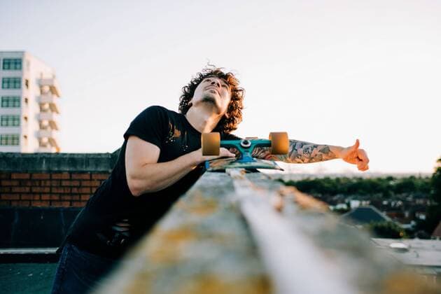 IMAGO Creative: 2022 Sport Favoriten Creative Highlights Symbolbilder man stood on the top of a building with his skateboard looking up Southampton, England, United Kingdom CR_RABE220721-1010524-01 ,model released, Symbolfoto