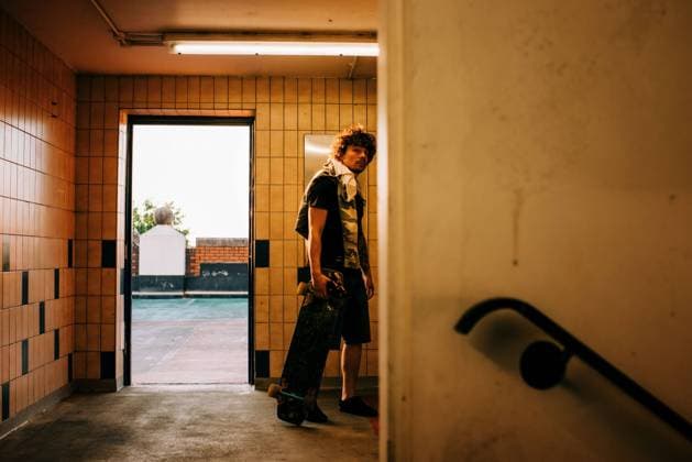 Creative Highlights Symbolbilder man waiting in a building in the city with his skateboard at sunset Southampton, England, United Kingdom CR_RABE220721-1010545-01 ,model released, Symbolfoto