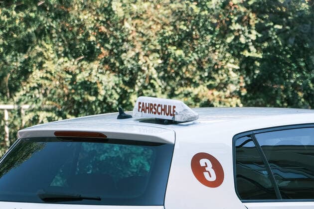 Düsseldorf 06.09.2022 Fahrschule Schriftzug Führerschein Führerscheinentzug Punkte Punkteabbau Fahrlehrer Fahrschüler Führerscheintest Führerscheinprüfung Düsseldorf Nordrhein-Westfalen Deutschland