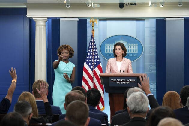 News Themen der Woche KW36 News Bilder des Tages US Commerce Secretary Gina Raimondo and White House Press Secretary Karine Jean-Pierre speak at a daily press briefing at the White House in Washington on September 6, 2022.  WAX20220906911 YurixGripas