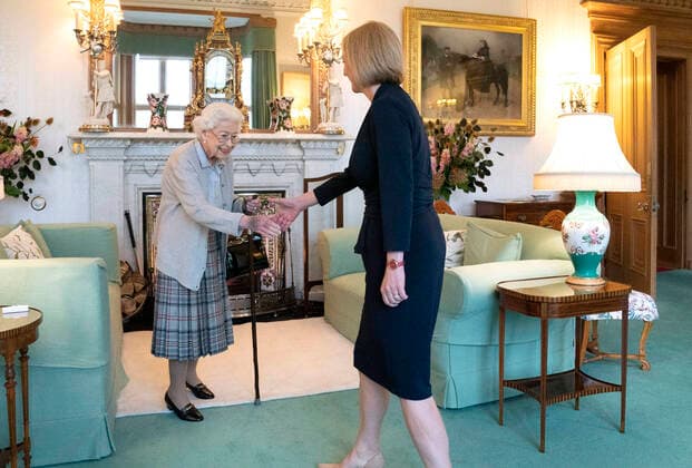 Entertainment Themen der Woche KW36 Entertainment Bilder des Tages . 06 09 2022. Balmoral, United Kingdom. Queen Elizabeth II welcomes Liz Truss, during an audience at Balmoral, Scotland, where she invited the newly elected leader of the Conservative party to become the new Prime Minister of the United Kingdom.  xi-Imagesx Poolx IIM-23731-0004