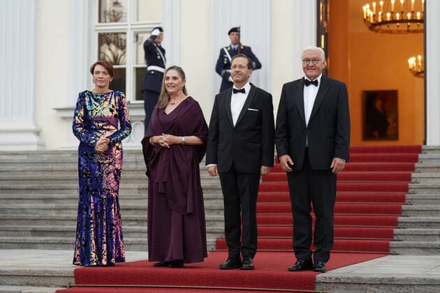 News Themen der Woche KW36 News Bilder des Tages Isaac Herzog, Michal Herzog, Elke Büdenbender, Frank-Walter Steinmeier Berlin, Schloss Bellevue, Staatsbesuch, Staatsbankett, Israel, Präsident, Isaac Herzog, Michal Herzog, Elke Büdenbender, Frank-Walter Steinmeier Berlin Berlin GER *** Isaac Herzog, Michal Herzog, Elke Büdenbender, Frank Walter Steinmeier Berlin, Bellevue Palace, State Visit, State Banquet, Israel, President, Isaac Herzog, Michal Herzog, Elke Büdenbender, Frank Walter Steinmeier Berlin Berlin GER