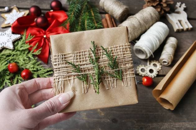 IMAGO Creative: Countdown bis Weihnachten, DIY, Geschenke umweltfreundlich verpacken Accessories needed to beautifully pack Christmas presents. Festive time  BEW1DAAB87E