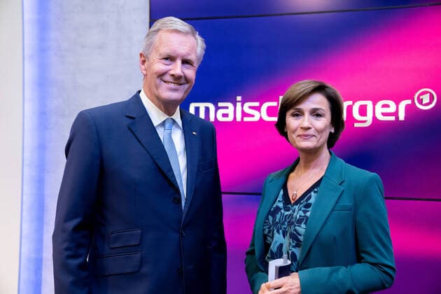 News Themen der Woche KW36 News Bilder des Tages ARD-Talkshow Maischberger Aktuell, 06.09.2022, Berlin, Bundespraesident a. D. Christian Wulff gemeinsam mit Moderatorin Sandra Maischberger bei der ARD-Talkshow Maischberger im WDR-Studio in Berlin Berlin Berlin Deutschland *** ARD talk show Maischberger Aktuell, 06 09 2022, Berlin, German President a D Christian Wulff together with host Sandra Maischberger at the ARD talk show Maischberger in the WDR studio in Berlin Berlin Germany