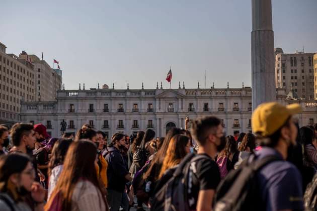 The people rally in front of the presidential palace of La Moneda in Santiago de Chile, on September 6, 2022. Amid at a protest of college students, demanding a new constituent process with guarantees of citizen participation. Santiago Chile Copyright: xClaudioxAbarcaxSandovalx
