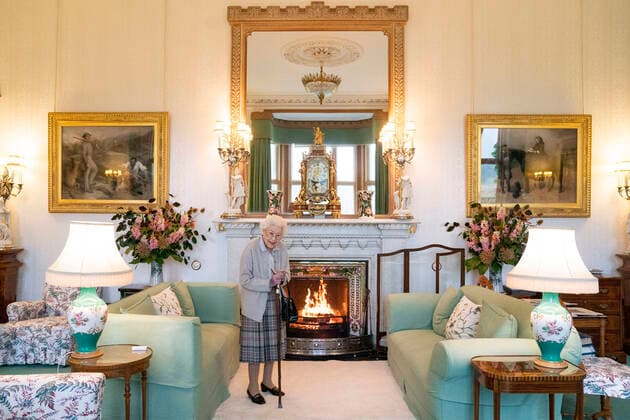 . 06 09 2022. Balmoral, United Kingdom. Queen Elizabeth II waits in the Drawing Room before receiving Liz Truss for an audience at Balmoral, Scotland, where she invited the newly elected leader of the Conservative party to become Prime Minister and form a new government  xi-Imagesx Poolx IIM-23731-0008
