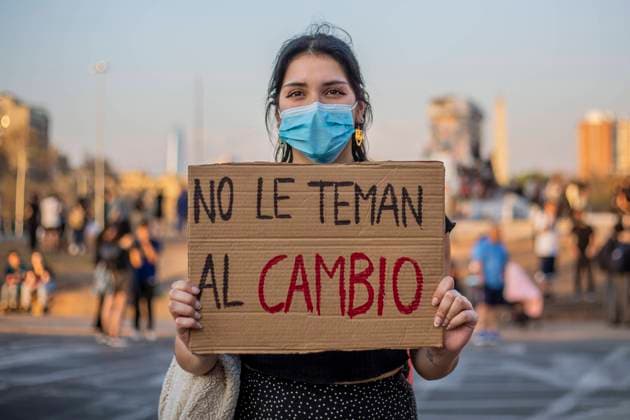 Protests Demanding A New Constitutional Process In Santiago, Chile A woman holds a sign with the phrase Don t be afraid of change Santiago de Chile, on September 6, 2022. Amid at a protest of college students, demanding a new constituent process with guarantees of citizen participation. Santiago Chile  Copyright: xClaudioxAbarcaxSandovalx originalFilename: sandoval-notitle220906_npYGz.jpg
