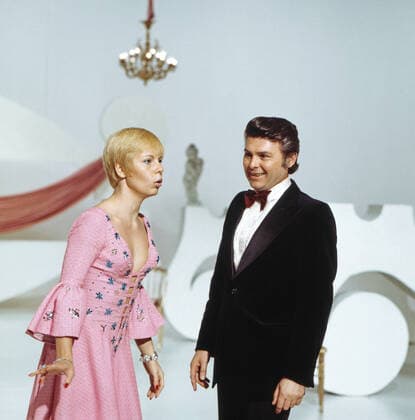 Zwischenmahlzeit Zwischenmahlzeit, Fernsehserie mit Sketch und Musik, Deutschland 1963 - 1982, Sendung vom 7. November 1975, Mitwirkende: Sängerin Isy Oren mit Kollege Harry Friedauer, Deutschland Copyright: kpa UnitedArchives55009521 EDITORIAL USE ONLY