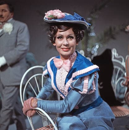 Ursula Reichert Ursula Reichert, deutsche Opernsängerin, in einem Biedermeier-Kostüm, Deutschland 1975., Deutschland Copyright: kpa UnitedArchives55009601 EDITORIAL USE ONLY