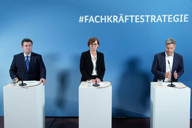 News Themen der Woche KW36 News Bilder des Tages Pressekonferenz zum Fachkraeftegipfel der Bundesregierung Aktuell, 07.09.2022, Berlin, Arbeitsminister Hubertus Heil, Bildungsministerin Bettina Stark-Watzinger und Wirtschaftsminister Robert Habeck gemeinsam beim Pressestatement im Nachgang des Fachkraeftegipfel *** Press conference on the skilled workers summit of the federal government Current, 07 09 2022, Berlin, Labor Minister Hubertus Heil, Education Minister Bettina Stark Watzinger and Economics Minister Robert Habeck together at the press statement in the wake of the skilled workers summit