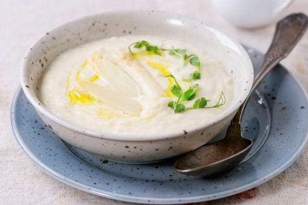 IMAGO Creative: Food, Spargel White asparagus soup Bowl of white asparagus cream soup with pea sprouts and toast, served with jug of milk over gray tablecloth Copyright: xNatashaxBreenx 06NB0516-9