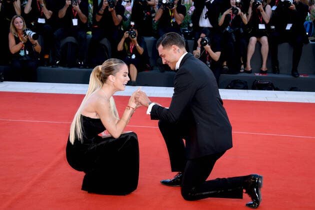 Entertainment Themen der Woche KW36 Entertainment Bilder des Tages Venezia, 79th Venice Film Festival 2022, Proposta di matrimonio sul Red Carpet, Alessandro Basciano regala l™anello a Sophie Codegoni  Copyright: xSimonexComix xipa-agency.netx xVenezia2020x