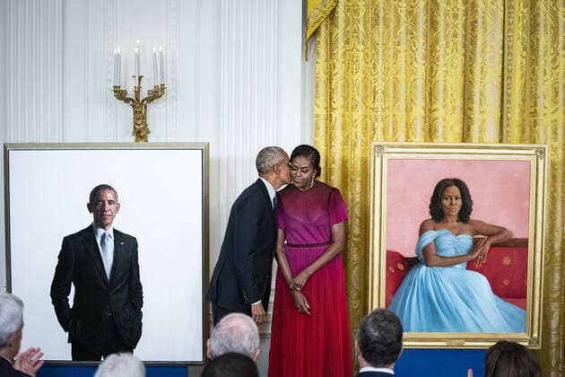 Bilder des Jahres 2022, News 09 September News Themen der Woche KW36 News Bilder des Tages Former President Barack Obama kisses former First Lady Michelle Obama as their official White House portraits are unveiled in the East Room of the White House in Washington, DC on Wednesday, September 7, 2022. The portraits of the former president and first lady were painted by Robert McCurdy and Sharon Sprung, respectively.  WAP20220907537 AlxDrago