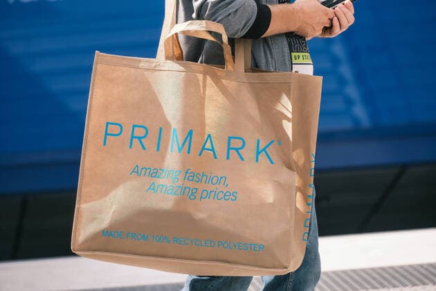 Düsseldorf 07.09.2022 Primark Einkaufstasche Kunststofftasche Plastiktasche Polyester Düsseldorf Nordrhein-Westfalen Deutschland *** Dusseldorf 07 09 2022 Primark shopping bag plastic bag plastic bag polyester Dusseldorf North Rhine Westphalia Germany