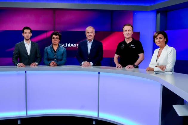 News Bilder des Tages ARD-Talkshow Maischberger Aktuell, 07.09.2022, Berlin, Gruppenfoto Ukraine-Korrespondent der ARD Vassili Golod, politische Korrespondentin der Zeit Mariam Lau, Moderator, TV-Produzent und Autor Hubertus Meyer-Burckhardt, Matthias Maurer und Moderatorin Sandra Maischberger im Portrait bei der ARD-Talkshow Maischberger im WDR-Studio in Berlin Berlin Berlin Deutschland *** ARD talk show Maischberger Aktuell, 07 09 2022, Berlin, group photo Ukraine correspondent of ARD Vassili Golod, political correspondent of the time Mariam Lau, presenter, TV producer and author Hubertus Meyer Burckhardt, Matthias Maurer and presenter Sandra Maischberger in portrait at the ARD talk show Maischberger in the WDR studio in Berlin Berlin Germany