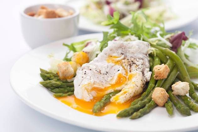 Breakfast with asparagus,eggs and tomato Copyright: xLisovskayaxNataliax xThexPicturexPantryx asparagus-eggs_017