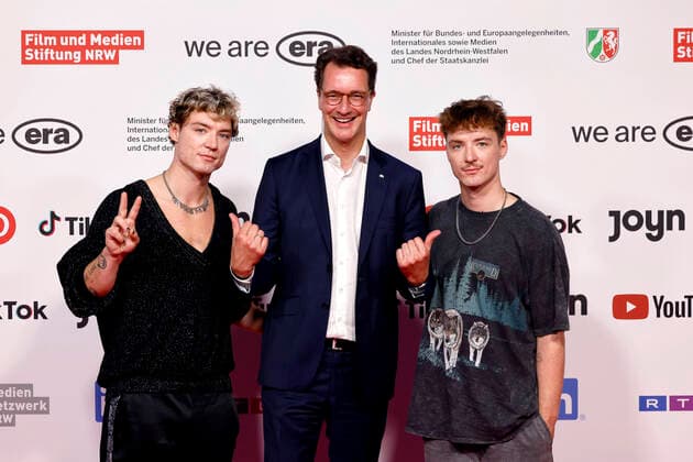 Entertainment Themen der Woche KW36 Entertainment Bilder des Tages NRW-Mininisterpräsident Hendrik Wüst (CDU) mit den Sängern und Webvideoproduzenten Heiko Lochmann und Roman Lochmann (r.) auf dem VideoDays Festival 2022 in der Halle Tor 2. Das VideoDays Festival ist der Ort, an dem sich unter dem Motto By Creators for Creators Creators, Brands und die Community treffen und an zwei Tagen miteinander austauschen können. Die Veranstaltung wird durch die Staatskanzlei NRW und die Medienstiftung NRW unterstützt. Köln, 07.09.2022 NRW Deutschland *** NRW Minister President Hendrik Wüst CDU with singers and web video producers Heiko Lochmann and Roman Lochmann r at the VideoDays Festival 2022 in the Tor 2 hall The VideoDays Festival is the place where creators, brands and the community can meet and exchan Copyright: xChristophxHardtx