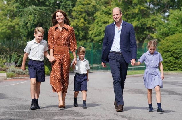 Entertainment Themen der Woche KW36 Entertainment Bilder des Tages . 07 09 2022. Ascot, United Kingdom. Prince George, Princess Charlotte and Prince Louis, accompanied by their parents Prince William and Kate Middleton, arrive at Lambrook School, near Ascot, United Kingdom.  xPoolx xi-Imagesx IIM-23739-0011