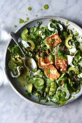 Green Salad with halloumi and dressing in a ceramic bowl. Green Salad with halloumi and dressing in a ceramic bowl. Copyright: xGeorgiaxMcDermottx GM071019-1