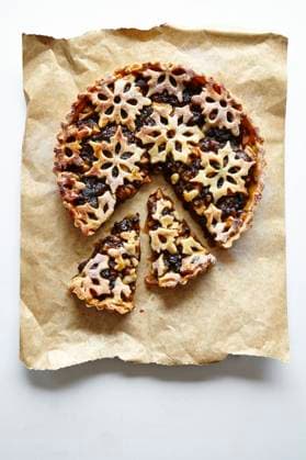 Mincemeat Tart with Snowflake Pastry Decoration Mincemeat Tart with Snowflake Pastry Decoration Copyright: xJenxRichx JR020718-40