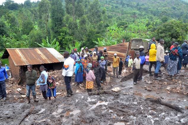 News Themen der Woche KW36 News Bilder des Tages (220908) -- KASESE, Sept. 8, 2022 -- People gather around their houses damaged during a landslide disaster in Kasika village, Kasese, Uganda, Sept. 7, 2022. The death toll in a landslide disaster in the western Ugandan district of Kasese has risen to 15, a local relief agency said here on Wednesday. (Photo by Xinhua) UGANDA-KASESE-LANDSLIDE NicholasxKajoba 