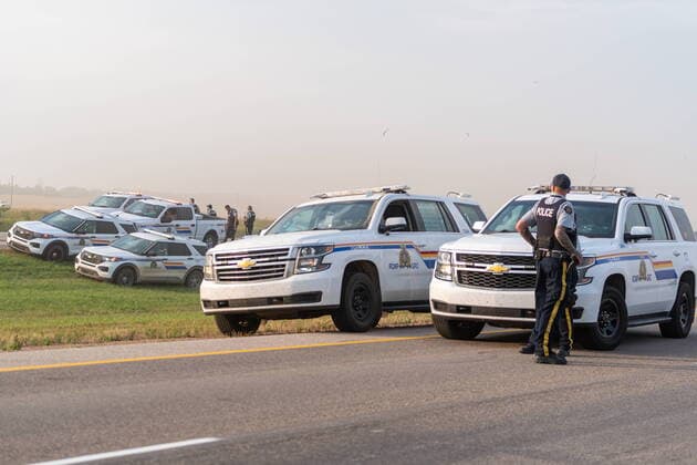 News Themen der Woche KW36 News Bilder des Tages September 7, 2022, Rosthern, Saskatchewan, Canada: Police and investigators are seen at the side of the road outside Rosthern. RCMP say Myles Sanderson, a suspect in a deadly stabbing rampage northeast of Saskatoon over the weekend, has been taken into custody near the town of Rosthern on the fourth day of a massive manhunt. He later died following arrest. Rosthern Canada  - ZUMAc35_ 20220907_zaf_c35_139 Copyright: xHeywoodxYux