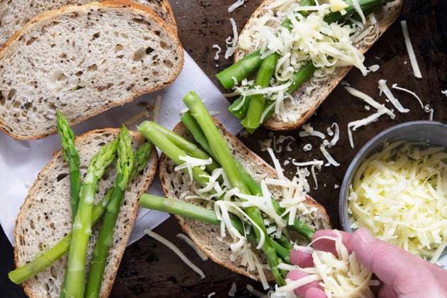 IMAGO Creative: Food, Spargel Cheese sprinkled over asparagus on wholegrain sourdough bread. Copyright: xVickixValex VV181020-3