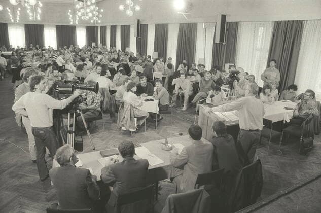 DDR, historisch, Wende, Umbruch, Herbst 1989: Hans Modrow (Erster Sekretär der Bezirksleitung der Sozialistischen Einheitspartei Deutschlands SED im Bezirk Dresden) am Rednerpult auf Agitationstour bei Stahlwerkern in Freital Stahlwerk Freital, Diskussion, November 1989. Klaus Thiere ! ACHTUNG Aufnahmedatum laut Beschriftung *** GDR, historical, Turn, upheaval, Autumn 1989 Hans Modrow first Secretary the District Management the Socialist Single Party Germany SED at District Dresden on Lectern at agitation tour at steelworkers in Freital Steelworks free valley, Discussion, November 1989 Klaus Animals Attention Date of recording according to Lettering Copyright: xSZ KlausxThierex