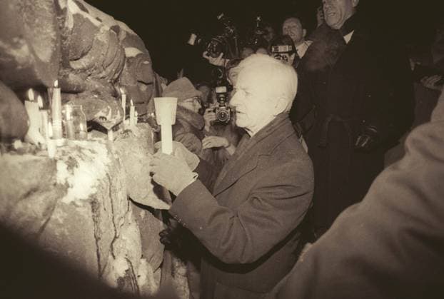 Sachsen, historisch, Politik, Politiker, politische Institutionen: Bundespräsident Richard von Weizsäcker stellt am Abend des 13. Februar 1991 kurz vor 22 Uhr an der Ruine der Dresdner Frauenkirche eine Kerze ab. Gemeinsam mit zahlreichen Dresdnern gedachte er der Opfer des Bombenangriffs auf die Stadt am 13. Februar 1945. Der Bundespräsident weilte zu einem ganztägigen Besuch in Dresden, 13.02.1991. Klaus Thiere ! ACHTUNG Aufnahmedatum laut Beschriftung *** Saxony, historical, Politics, Politician, political Institutions Federal President Richard from Weizsäcker provides on Evening of 13 February 1991 briefly before 22 Clock to the Ruin the Dresdner Frauenkirche a Candle from jointly with numerous Dresden intended he the Victims of B Copyright: xSZ KlausxThierex