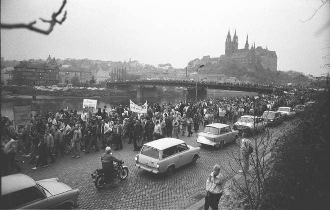 DDR, Sachsen, historisch, Wende, Umbruch, Wendezeit, Herbst 1989: Meißen: zweite Demonstration zur Wendezeit - die Demonstranten ziehen erstmals vom Markt über die Elbbrücke zum Rat des Kreises (begleitet von Fahrzeugkolonne mit Trabant und Moped im Hintergrund die Albrechtsburg). Es folgen Ansprachen vor dem Rat des Kreises. 31.10.1989. Klaus Thiere ! ACHTUNG Aufnahmedatum laut Beschriftung *** GDR, Saxony, historical, Turn, upheaval, turning time, Autumn 1989 Meissen Second Demonstration to Turnaround time the Demonstrators pull for the first time from Market via the Elbe bridge to Council of Circle accompanied from convoy of vehicles with Trabant and Moped at Background the Albrechtsburg it Consequences Speeches before the Co Copyright: xSZ KlausxThierex