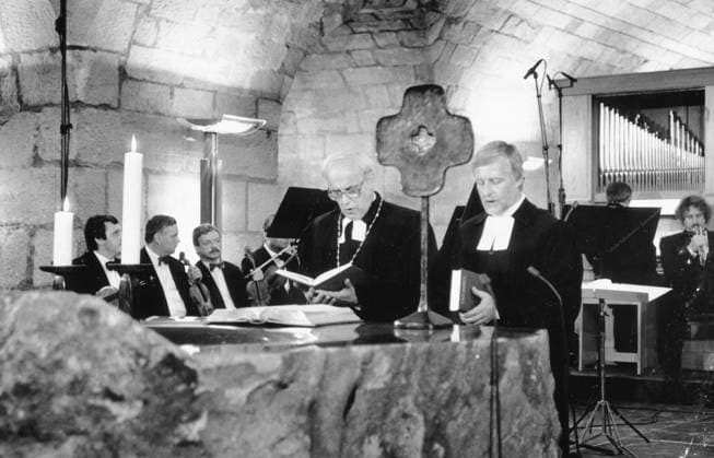 Dresden, historisch, Neumarkt, Frauenkirche, Wiederaufbau, Weihe des Taufsteins der Frauenkirche und erster Gottesdienst, 21.08.1996; Veröffentlichung in Sächsische Zeitung am 22.08.1996: Frauenkirche hat jetzt eine Kellerkirche. Dresden (). Das Kellergewölbe der Dresdner Frauenkirche ist gestern mit dem ersten Gottesdienst seit ihrer Zerstörung im Februar 1945 als Unterkirche geweiht worden. Dies sei ein wichtiger Schritt auf dem Weg des Wiederaufbaus des Gotteshauses, der im Jahr 2006 abgeschlossen sein soll, sagte der Bischof der evangelischen Kirche Sachsen, Volker Kreß. Als Voraussetzung für diesen ersten Höhepunkt nannte er das beispiellose Engagement einer inzwischen weltweiten Gemeinde . Am Gottesdienst nahmen neben Vertretern der Copyright: xSZ WolfgangxWittchenx