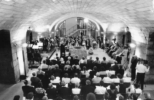 Dresden, historisch, Neumarkt, Frauenkirche, Wiederaufbau, Weihe des Taufsteins der Frauenkirche und erster Gottesdienst, 21.08.1996; Veröffentlichung in Sächsische Zeitung am 22.08.1996: Frauenkirche hat jetzt eine Kellerkirche. Dresden (). Das Kellergewölbe der Dresdner Frauenkirche ist gestern mit dem ersten Gottesdienst seit ihrer Zerstörung im Februar 1945 als Unterkirche geweiht worden. Dies sei ein wichtiger Schritt auf dem Weg des Wiederaufbaus des Gotteshauses, der im Jahr 2006 abgeschlossen sein soll, sagte der Bischof der evangelischen Kirche Sachsen, Volker Kreß. Als Voraussetzung für diesen ersten Höhepunkt nannte er das beispiellose Engagement einer inzwischen weltweiten Gemeinde . Am Gottesdienst nahmen neben Vertretern der Copyright: xSZ WolfgangxWittchenx