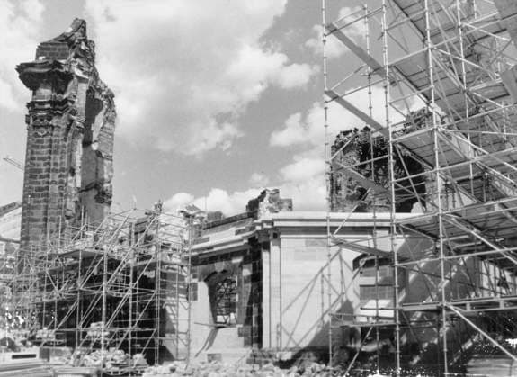 Dresden, historisch, Gebäude, Wahrzeichen, Kirchen: Frauenkirche (Ruine), Blick auf die Südseite, März 1994. ! ACHTUNG Aufnahmedatum laut Beschriftung *** Dresden, historical, Building, landmark, Churches Frauenkirche Ruin , View at the south side, March 1994 Attention Date of recording according to Lettering Copyright: xSZ GunterxHübnerx