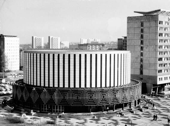 Dresden, historisch, DDR, Filmtheater (Rundkino) Prager Straße, 25.4.1978; Vorerst nur für Bauarbeiter: Der Blick vom neuen CENTRUM-Warenhaus über das Filmtheater in der Prager Straße. Veröffentlichung in Sächsischer Zeitung am 20.10.78: Es geht rund im Rundkino - Ein guter Kundendienst im Filmtheater. Sechs Jahre schon lenkt das Rundkino die Blicke auf sich. Weithin ist es als Premierenkino Dresdens bekannt, und seine Schöpfer, mit dem Architekturpreis 1973 geehrt, gaben ihr Bestes dafür. Das Tagesprogramm der Einrichtung besteht aus weit mehr Veranstaltungen als aus den drei Filmvorführungen. Auftritte von Unterhaltungskünstlern, wie z. B. anlässlich des Internationalen Schlagerfestivals, zählen ebenso dazu wie die Feiern zum 7. Copyright: xSZ EberhardxBuschmannx