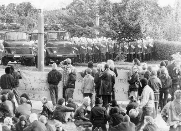 Sachsen, historisch, Politik, Asyl, Asylbewerber, Asylheime, Asylunterkünfte: Anschläge, Ausschreitungen, Angriffe, Krawalle: Hoyerswerda, Wohnheim von Asylbewerbern: Demonstration gegen Ausländerhass Ausländerfeindlichkeit eskaliert, Vermummte liefern sich Straßenschlacht mit dem Bundesgrenzschutz und der Polizei, 29.09.1991. Veröffentlichung in Sächsische Zeitung am 30.09.1991: Vermummte nutzten Demonstration zur Randale. Aktionen in Hoyerswerda und Dresden gegen Ausländerhass. Eine Demonstration gegen Ausländerfeindlichkeit hat gestern in Hoyerswerda wieder zu gewaltsamen Ausschreitungen geführt. Am Rande der eigentlichen Protestkundgebung mit rund 2.000 vorwiegend zugereisten linken Teilnehmern demolierten Vermummte aus der autonome Copyright: xSZ GerdxFügertx