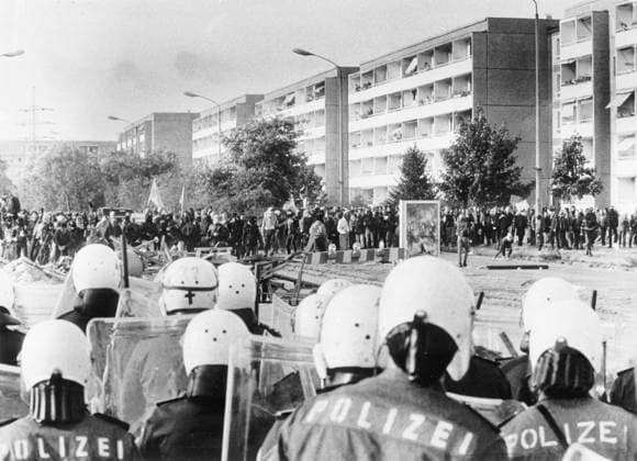 Sachsen, historisch, Politik, Asyl, Asylbewerber, Asylheime, Asylunterkünfte: Anschläge, Ausschreitungen, Angriffe, Krawalle: Hoyerswerda, Wohnheim von Asylbewerbern: Demonstration gegen Ausländerhass Ausländerfeindlichkeit eskaliert, Vermummte liefern sich Straßenschlacht mit dem Bundesgrenzschutz und der Polizei, 29.09.1991. Veröffentlichung in Sächsische Zeitung am 30.09.1991: Vermummte nutzten Demonstration zur Randale. Aktionen in Hoyerswerda und Dresden gegen Ausländerhass. Eine Demonstration gegen Ausländerfeindlichkeit hat gestern in Hoyerswerda wieder zu gewaltsamen Ausschreitungen geführt. Am Rande der eigentlichen Protestkundgebung mit rund 2.000 vorwiegend zugereisten linken Teilnehmern demolierten Vermummte aus der autonome Copyright: xSZ GerdxFügertx