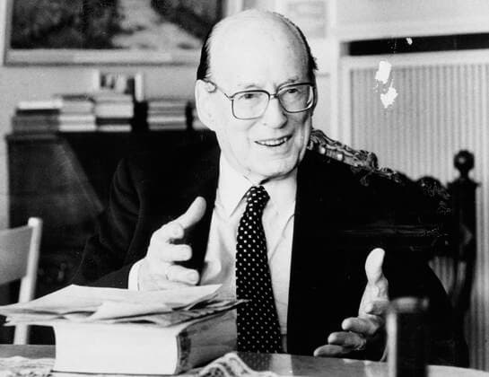 Dresden, historisch, Forschung, Wissenschaft, Technik, Erfinder, Manfred von Ardenne (geb. 20. Januar 1907 in Hamburg; gest. 26. Mai 1997 in Dresden-Weißer Hirsch). Wikipedia: Er war als Forscher vor allem in der angewandten Physik tätig und ist Urheber von rund 600 Erfindungen und Patenten in der Funk- und Fernsehtechnik, Elektronenmikroskopie, Kern-, Plasma- und Medizintechnik. Im Bild: Porträt am Schreibtisch, Oktober 1990. ! ACHTUNG Aufnahmedatum laut Beschriftung *** Dresden, historical, Research, Science, Technology, Inventor, Manfred from Ardenne geb 20 January 1907 in Hamburg Gest 26 May 1997 in Dresden White Hirsch Wikipedia he was as Researchers before all in the applied Physics active and is Author from Around 600 Inven Copyright: xSZ MarionxGröningx