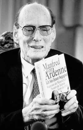 Dresden, historisch, Forschung, Wissenschaft, Technik, Erfinder, Manfred von Ardenne (geb. 20. Januar 1907 in Hamburg; gest. 26. Mai 1997 in Dresden-Weißer Hirsch). Wikipedia: Er war als Forscher vor allem in der angewandten Physik tätig und ist Urheber von rund 600 Erfindungen und Patenten in der Funk- und Fernsehtechnik, Elektronenmikroskopie, Kern-, Plasma- und Medizintechnik. Im Bild: Porträt mit seinem Buch Ich bin ihnen begegnet. Wegweiser der Wissenschaft. Pioniere der Technik. Köpfe der Politik. ; erschienen 1997 im Droste Verlag. ! ACHTUNG Aufnahmedatum laut Beschriftung *** Dresden, historical, Research, Science, Technology, Inventor, Manfred from Ardenne geb 20 January 1907 in Hamburg Gest 26 May 1997 in Dresden White Copyright: xSZ GunterxHübnerx
