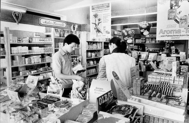 Sachsen, historisch, DDR, Handel, Einzelhandel, Versorgung, Geschäfte, Kaufhäuser, Einkaufen: Radebeul (West), Reformhaus Görner, Blick in den Laden, Atmosphäre, Verkauf, 03.09.1990. Veröffentlichung in Sächsische Zeitung am 10.09.1990: Brigitte Görner übernahm nach der Wende ein Reformhaus in Radebeul-West. Nach gründlicher Umgestaltung und Renovierung des Geschäftes bieten sie und ihre Mitarbeiterinnen den Kunden nun fast das gesamte Neuform-Angebot an, also die geschützten Waren der Genossenschaft, die 1949 in der BRD wieder gegründet wurde. Bei der großen Auswahl gehen den DDR-Bürgern dabei schon die Augen über. Brigitte Görner steht ihnen jedoch mit fachlichem Rat hilfreich zur Seite. Doch das ist gar nicht so einfach, denn sie muss Copyright: xSZ Hans-DieterxOpitzx