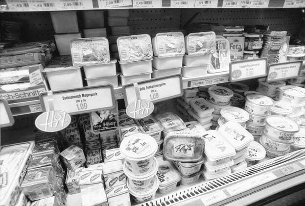 Dresden, historisch, Handel, Versorgung, Einkaufen: Molkereiprodukte in einer Dresdner Kaufhalle, Bulgakowstraße in Dresden-Süd, mit Waren aus dem Westen nach der Währungsunion Einführung der D-Mark in der DDR, Juli 1990. ! ACHTUNG Aufnahmedatum laut Beschriftung *** Dresden, historical, Trade, Care, Shopping Dairy products in a Dresdner department store, Bulgakovstrasse in Dresden South, with Goods from the West to the Monetary union Introduction the D Mark in the GDR, July 1990 Attention Date of recording according to Lettering Copyright: xSZ WaltrautxKossackx