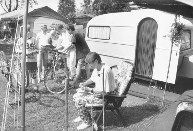 Sachsen, historisch, Reisen, Wandern, Jugendherbergen, Zeltplätze, Camping: Campingplatz Radeburg, 26.05.1995. Bildtext: Sommerliche Temperaturen und dazu ein verlängertes Wochenende waren für viele Campingfreunde Anlass, die Saison 1995 zu eröffnen. Familie Lehmann und Ihre Freunde planten schon fürs Wochenende eine Radtour. Wolfgang Wittchen ! ACHTUNG Aufnahmedatum laut Beschriftung *** Saxony, historical, Travel, Hike, youth hostels, campsites, Camping Campsite Radeburg, 26 05 1995 Caption Summery Temperatures and to this a extended Weekend Goods for many Camping friends Reason, the Season 1995 to open Family Lehmann and their Friends Planten already for Weekend a Cycle tour Wolfgang white Attention Date of recording acco Copyright: xSZ WolfgangxWittchenx